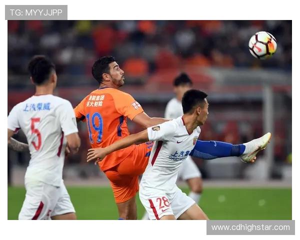 2017年上港与鲁能精彩对决集锦回顾展现足球魅力与激情瞬间